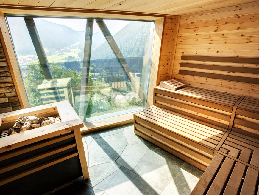 Euer Hotel mit Infinitypool in den Dolomiten Leere Holzsauna mit Bänken und Kopfstützen