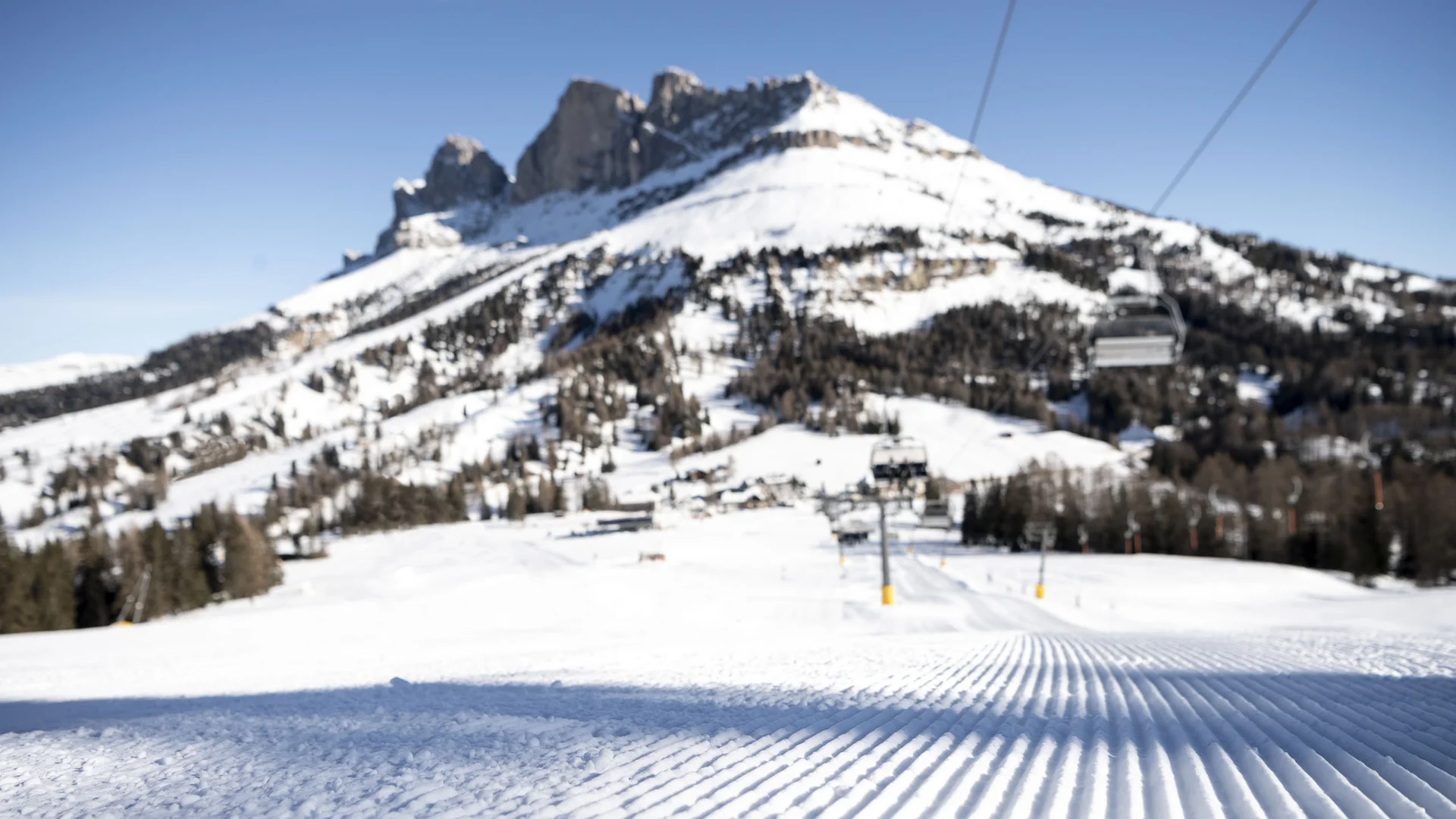 Il Friedrich in foto Montagne innevate con seggiovia e pista da sci appena preparata