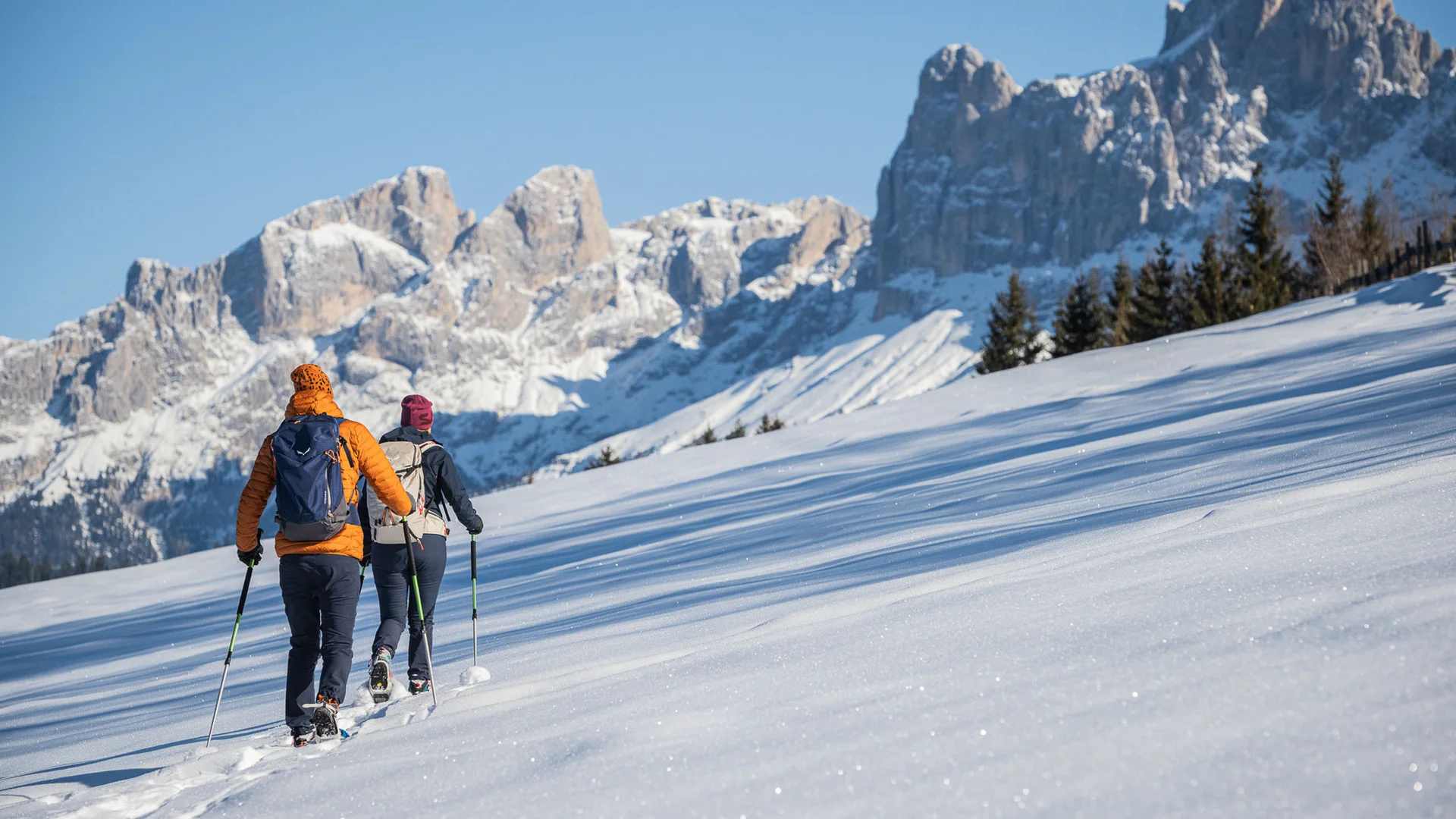 Il Friedrich in foto Due persone escursionismo con racchette da neve in montagna innevata