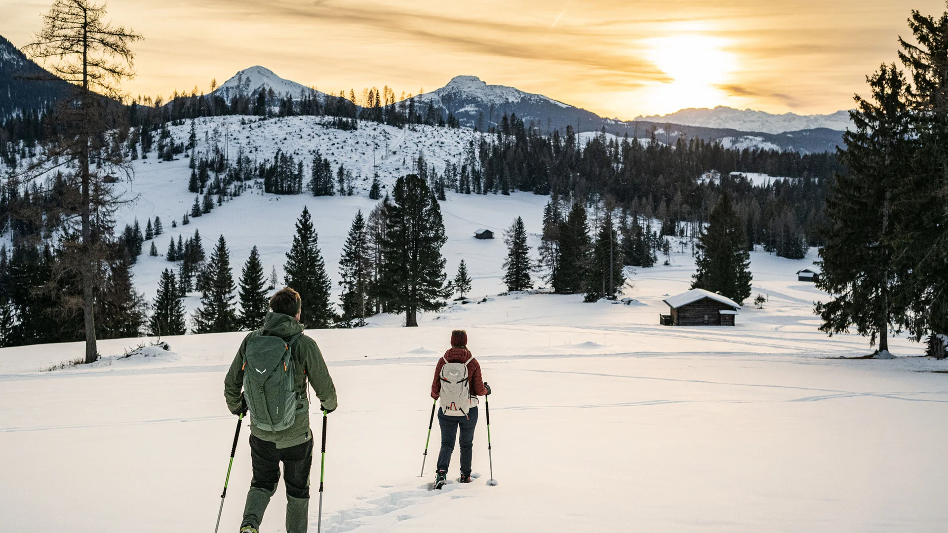 Il Friedrich in foto Due persone che fanno escursioni con racchette da neve in montagna al tramonto