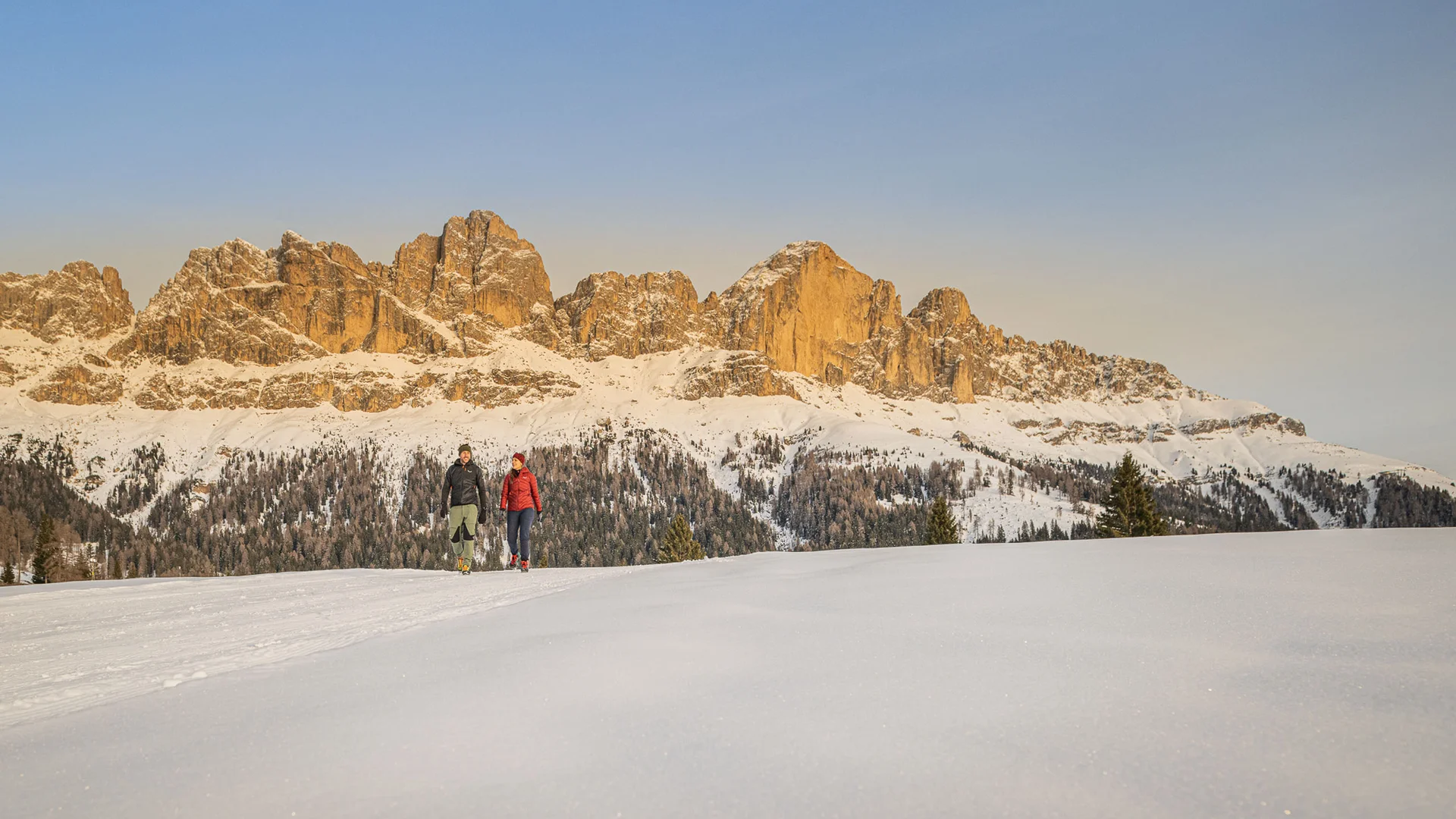Il Friedrich in foto Due escursionisti su prato innevato con montagne sullo sfondo cielo limpido