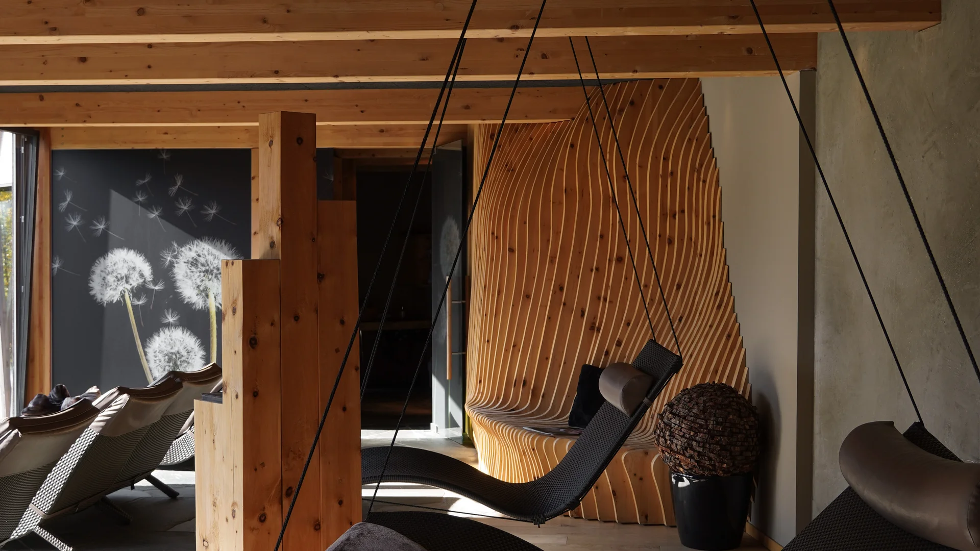 Moderner Ruheraum mit Hängeliegen und Holzdecke in natürlichem Licht