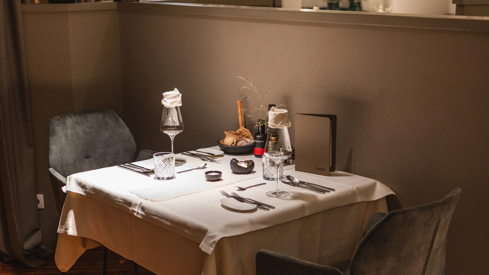 Es geht um das Abendessen. Gemütlich gedeckter Tisch in einem stilvollen Restaurant mit warmem Holzfußboden.