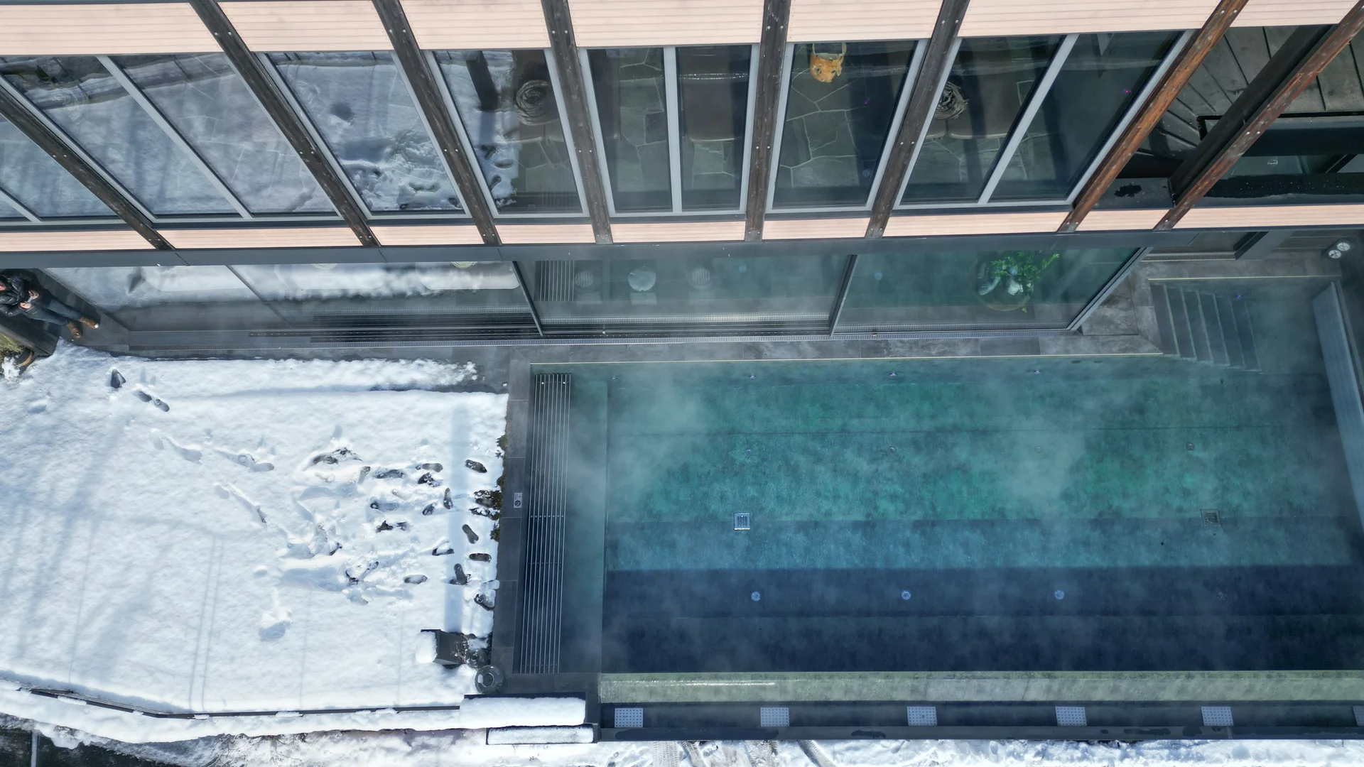 Il Friedrich in foto Vista dall’alto di una piscina accanto a una terrazza innevata