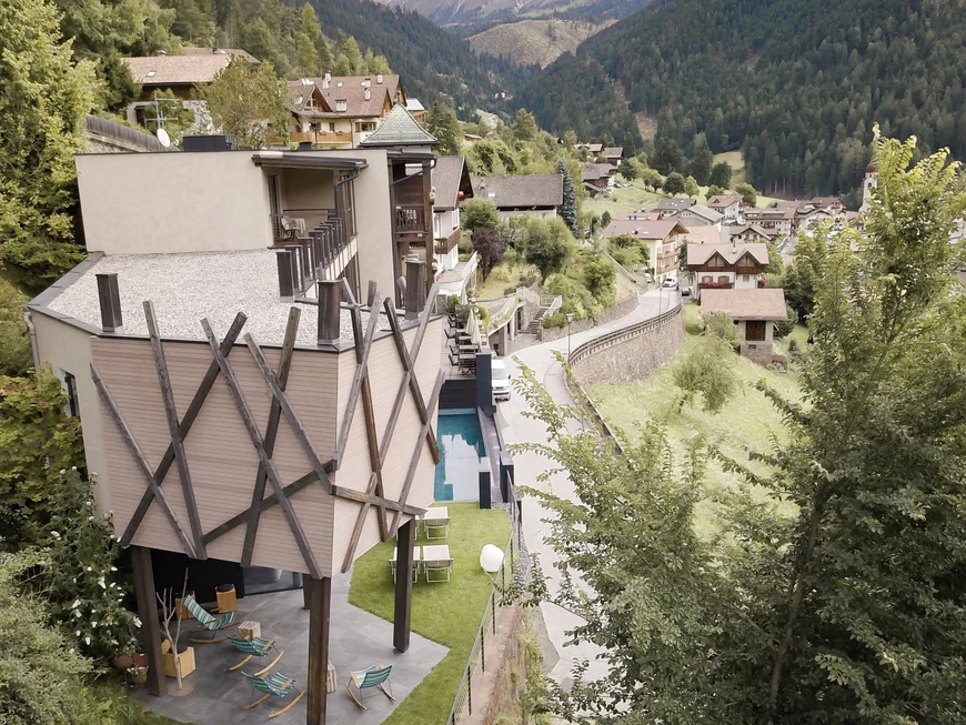 Modernes Haus mit Garten und Bergblick in einem kleinen Dorf