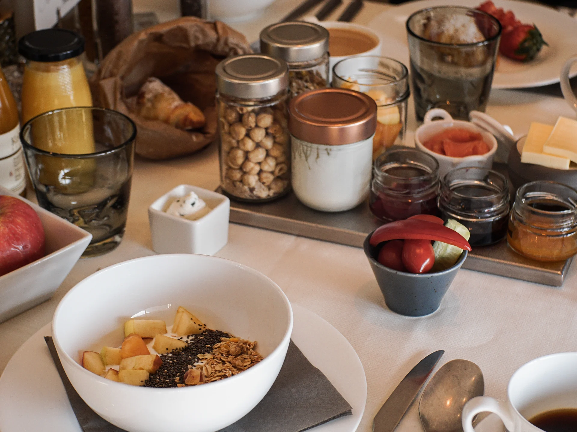 Friedrich ist DAS Boutiquehotel in den Dolomiten Tisch mit Frühstücksgeschirr und verschiedenen Frühstückszutaten
