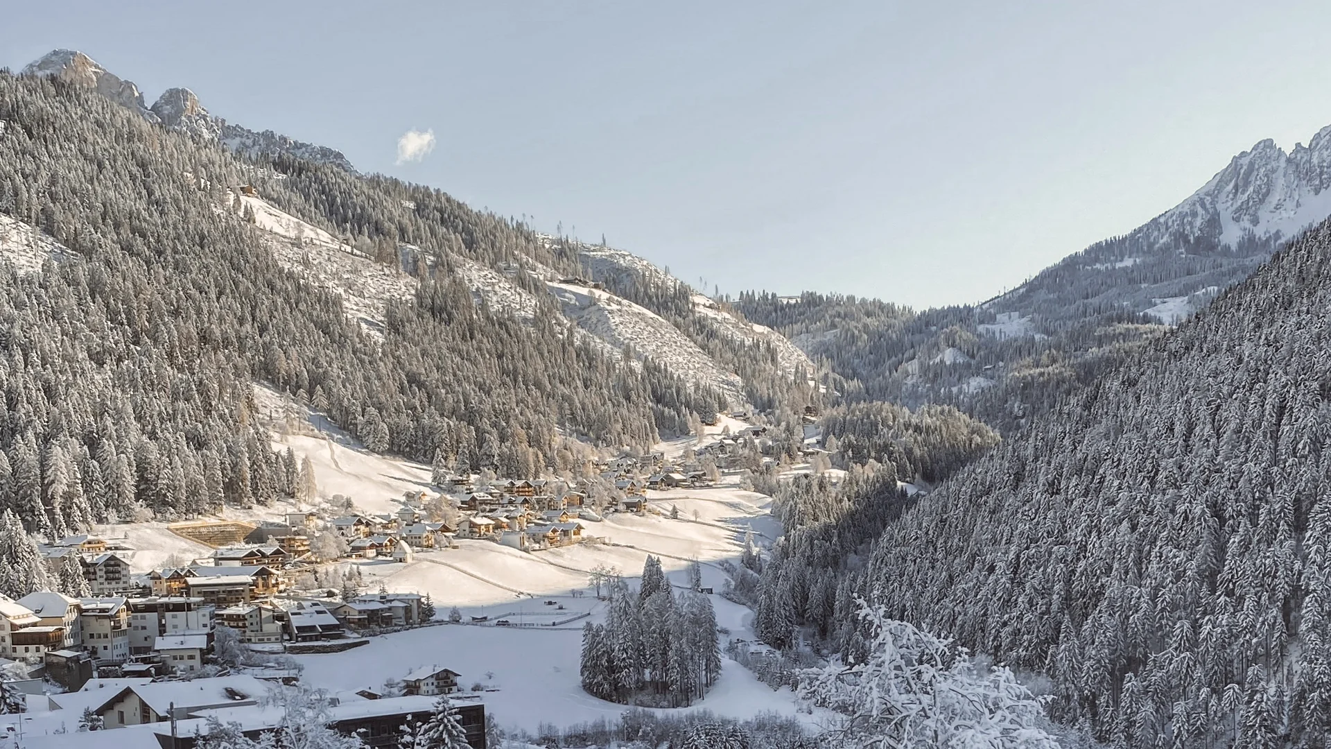 Il Friedrich in foto Borgo di montagna innevato nella valle, visto dal bordo di una piscina a sfioro