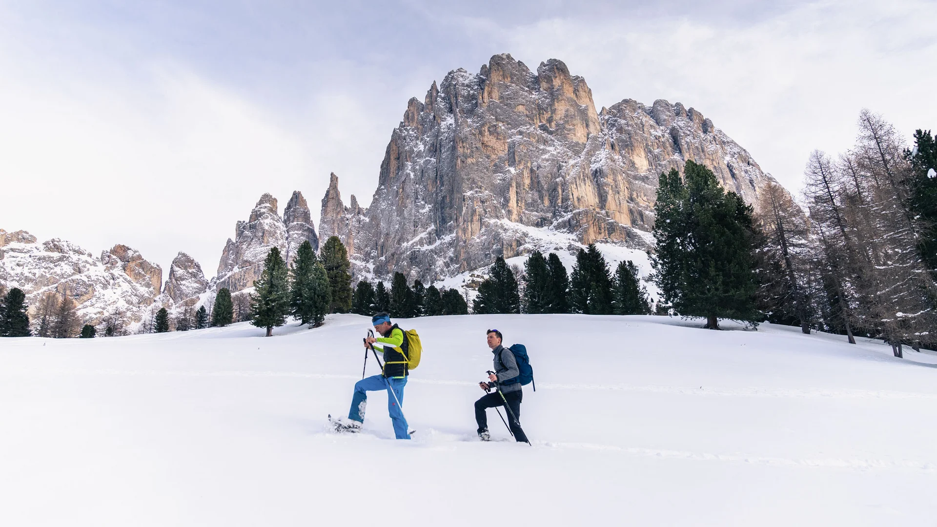 Il Friedrich in foto Due uomini con racchette da neve davanti a montagne e alberi innevati
