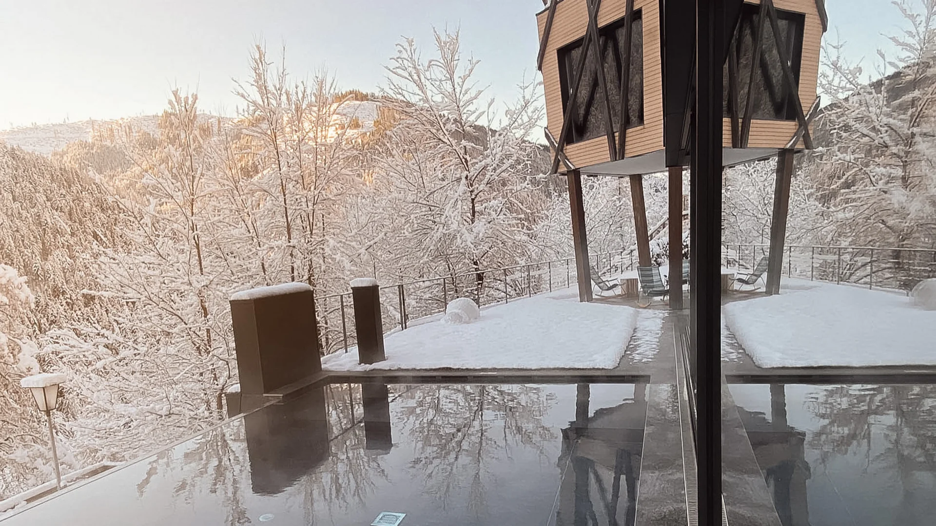 Il Friedrich in foto Piscina all’aperto e casa su palafitte in un paesaggio invernale innevato