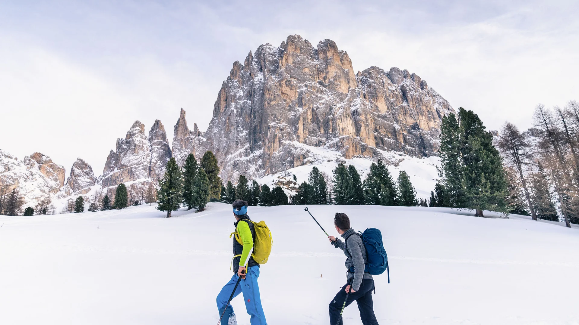 Il Friedrich in foto Due sciatori sulla neve guardano cime rocciose coperte di neve