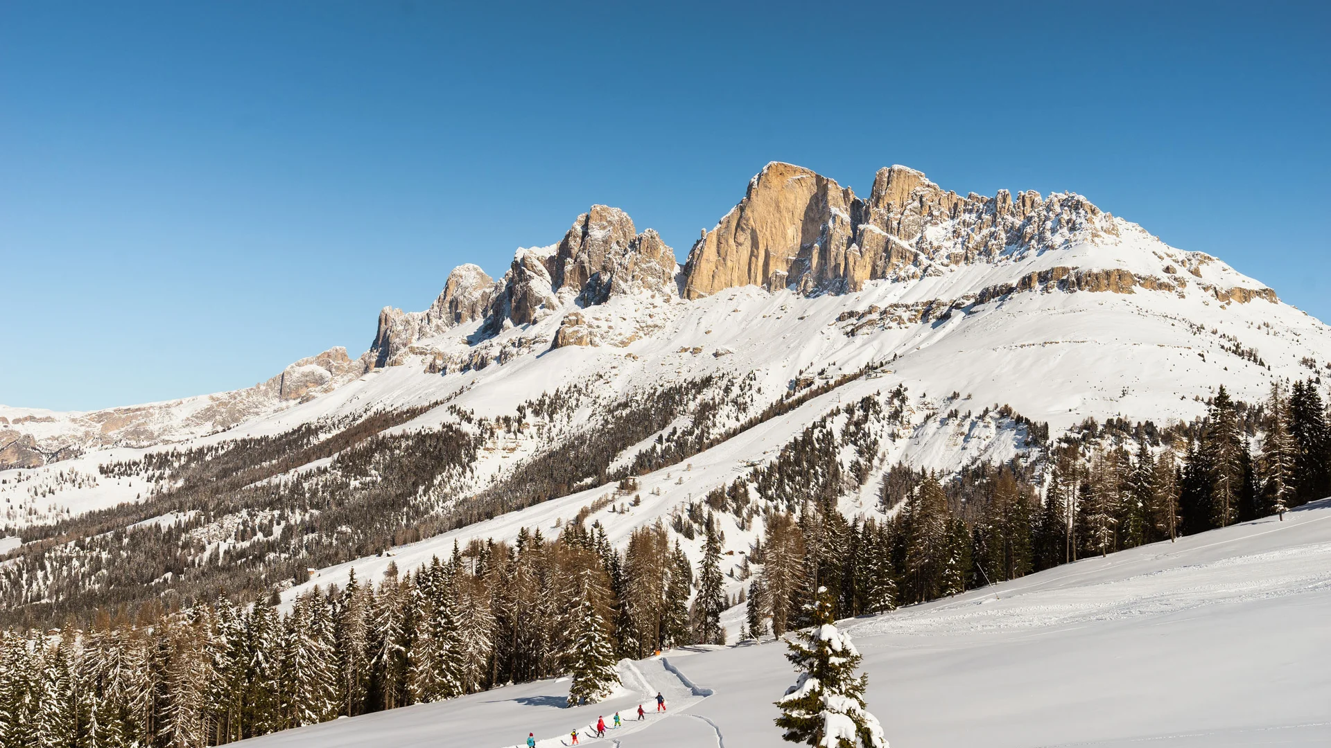 Il Friedrich in foto Dolomiti innevate con sciatori su una pista