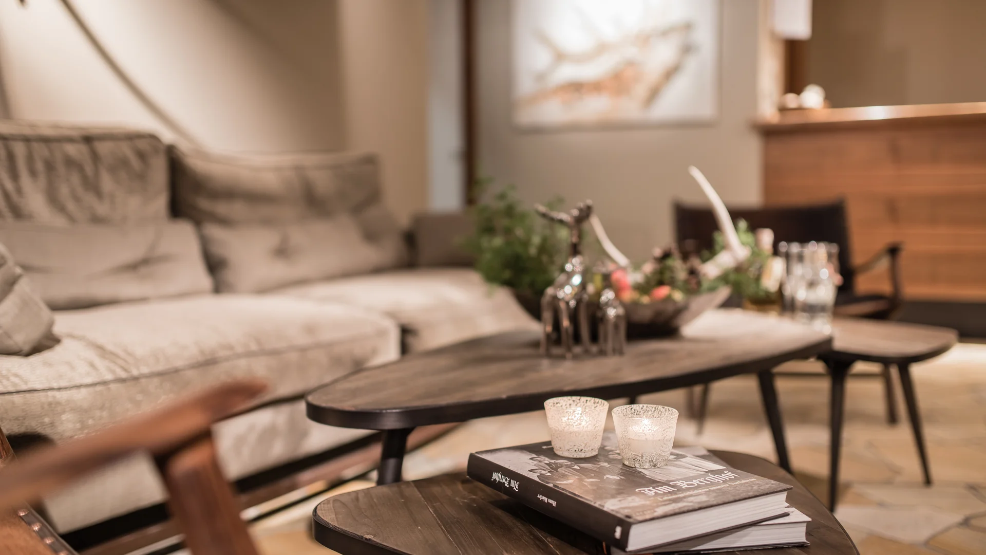 Wohnzimmer mit beige Sofa, Holztisch und Dekoration