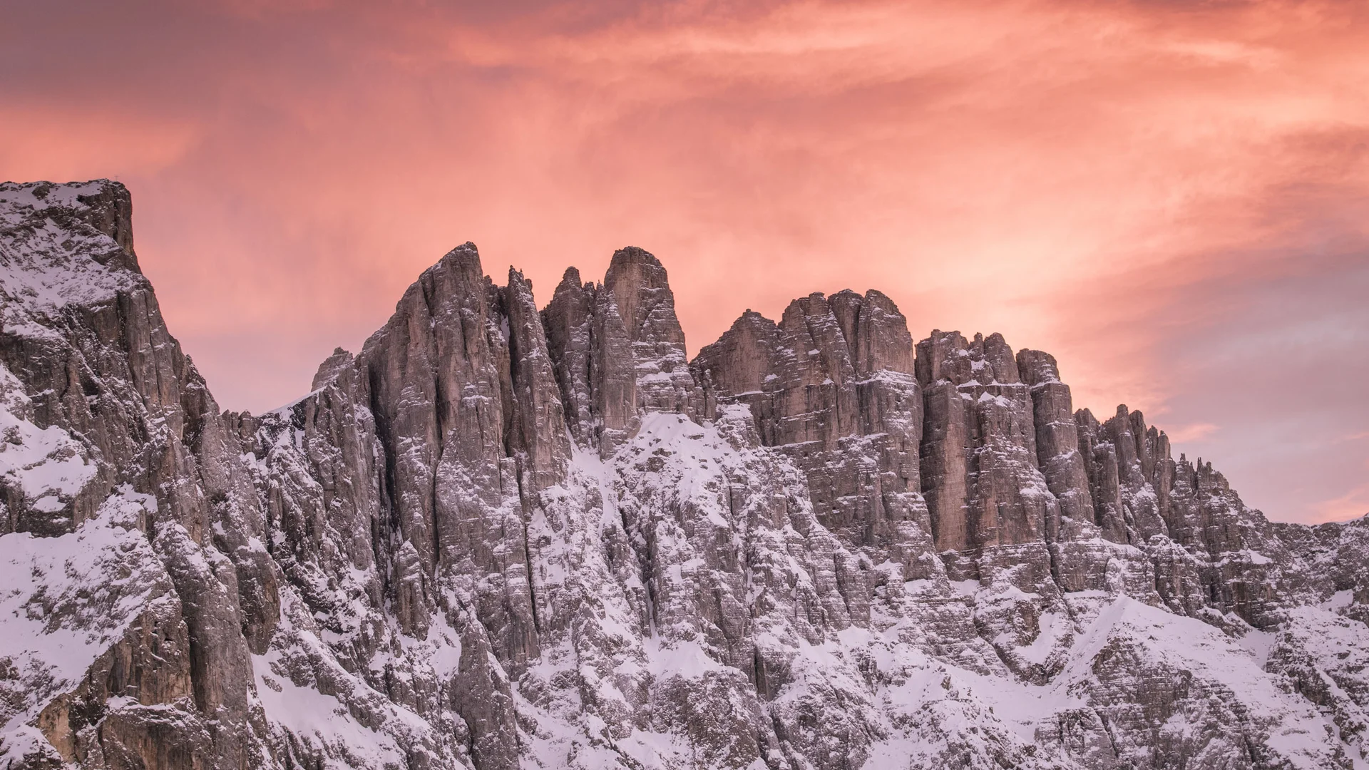 Vacanze sulle Dolomiti in hotel per adulti dai 14 anni in su Dolomiti innevate al tramonto con cielo arancione