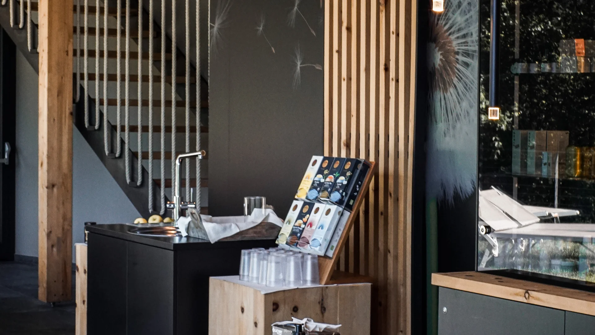 Moderne Rezeption mit Holzakzenten und Desinfektionsmittel in Innenraum