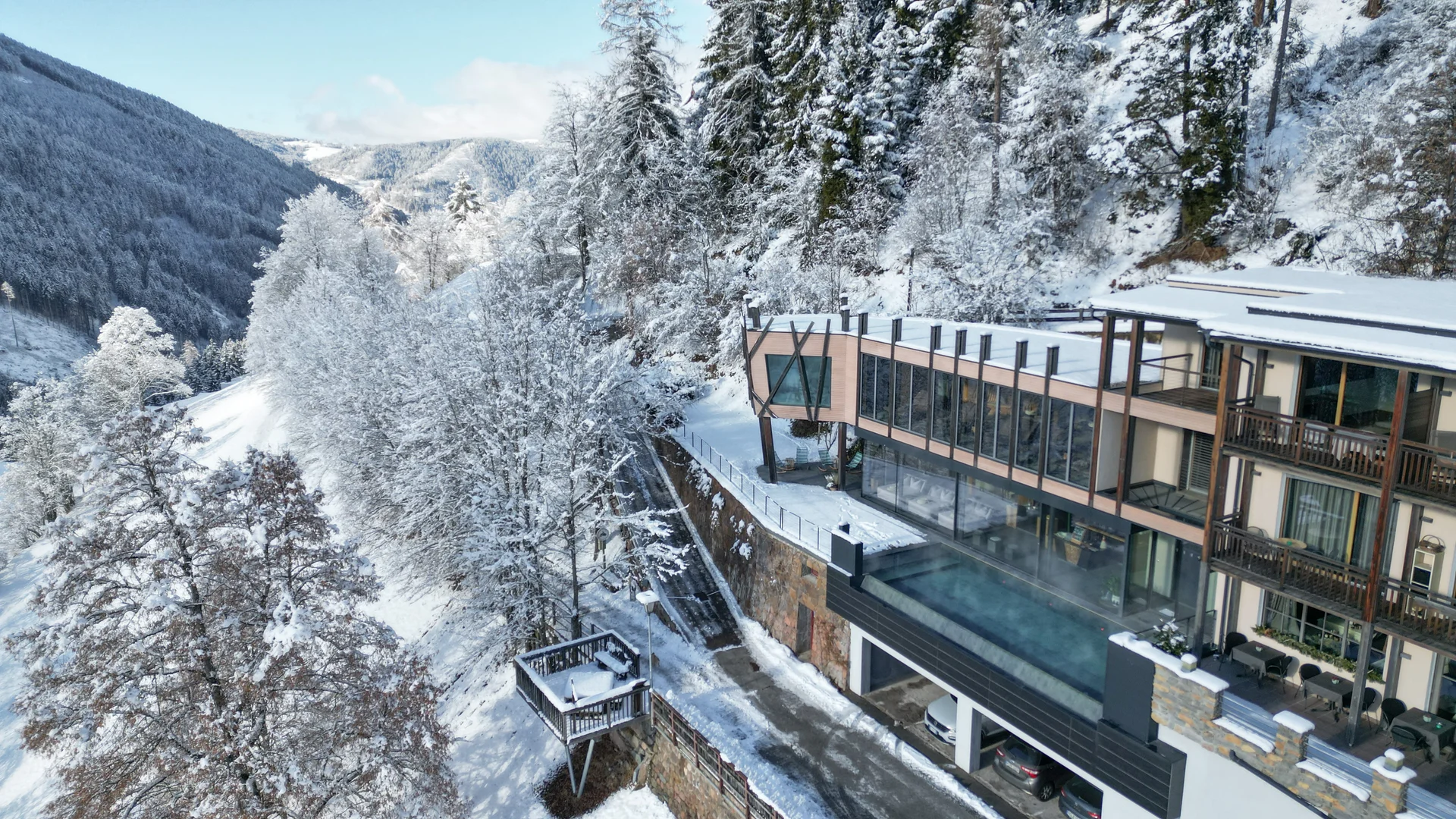 Il Friedrich in foto Hotel moderno con piscina all’aperto in un paesaggio montano innevato