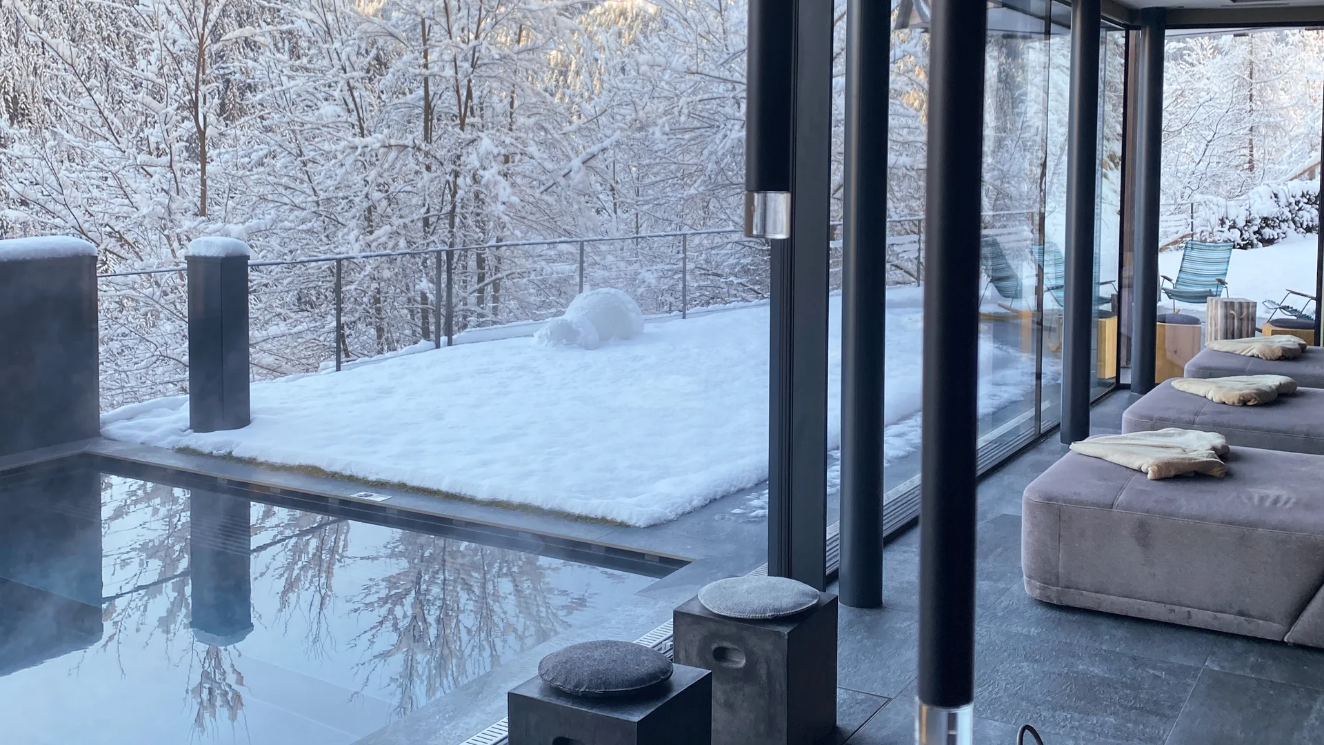 Il Friedrich in foto Piscina coperta accanto a una terrazza innevata con vista sugli alberi in inverno